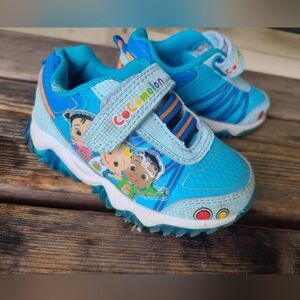 COCOMELON SZ 6C GUC BLUE w/ CHARACTERS aplique sneakers w/ velcro straps